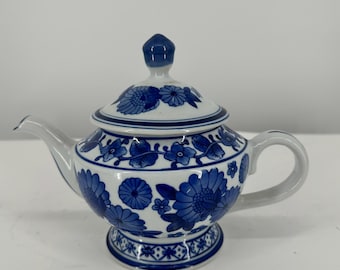 Vintage Blue & White Flower Porzellan Teekanne / Tasse und Untertasse, Goldakzente, französischer Cottage / Cottage Chic-Stil, blaues und weißes Teekannenset