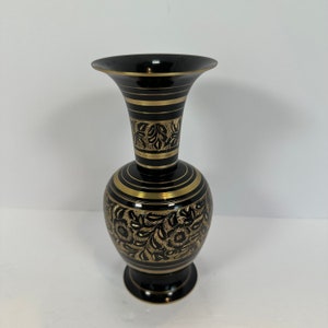 Flor grabada vintage en latón, negra y dorada, hecha a mano en la India, 7&quot;