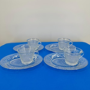Vintage Collectible 8-piece snack set, 1924, 4 Clear Glass Lunch Pates and 4 glass cups, plates 8.25&quot; in W