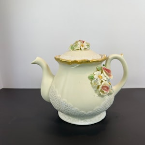 Vintage samlarobjekt Capodimonte Blom- och spetsmusikalisk tekanna - med blommor, spelar Romeo och Julia 23 cm hög
