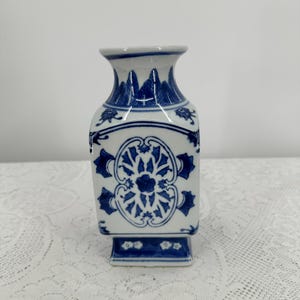 Vintage, Asian, Chinese/Japanese, Blue and White style Porcelain 8&quot; Vase with Floral and Asian designs, Flower Art, Blue and White Porcelain