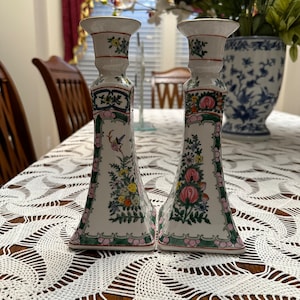 Vintage, Set aus zwei chinesischen Porzellan Blumen Kerzenhaltern, 9 &quot;Hoch