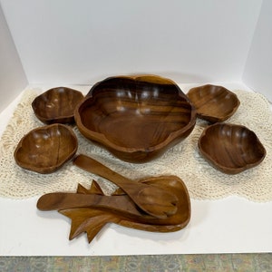 Vintage &quot;Hilo Hattie&#39;s&quot; GORGEOUS Scalloped wooden Bowl set Bowl Made in Philippines W/salad bowls and serving spoons with holder 10.25&quot;in