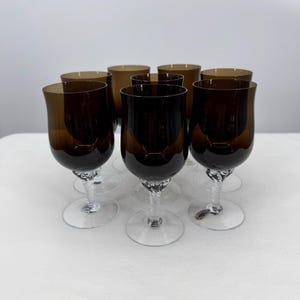 Juego de 8 copas de agua vintage Sasaki "Coronation Smoke", 17 cm de alto, estilo moderno de mediados de siglo, de vidrio soplado a mano y con tallo transparente retorcido.