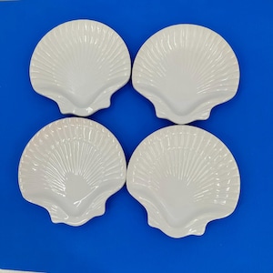 Vintage, Set mit 4 Muschelweißen Muschelkeramiktellern aus Portugal - Küstengeschirr Shell Art Servierteller, 20 cm breit