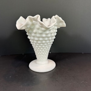 Vintage Fenton Hobnail weiße Milchglas Rüschenvase, Mittelstück, klassische amerikanische 7,75 &quot;Zoll groß