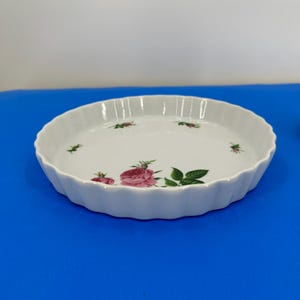 ヴィンテージ、クリスティンホルム ローズ柄 ホワイト キッシュ皿、調理皿、ピンクのバラ、つぼみ、葉、茎付き、ベーキングウェア 幅 9 5/8 インチ