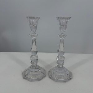 ヴィンテージ ゴーハム フルリード クリスタル キャンドルスティック - ペア - キングエドワード柄 - ハンドカット 西ドイツ製 ステムウェア - エレガントな円柱型テーパーホルダー 9インチ