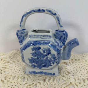 Vintage Blue and White Chinese small tea pot Porcelain, Floral design with Leaves 6.5"inch Tall