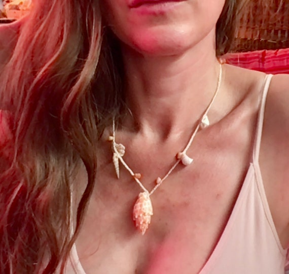 Collier tressé coquillages oranges le Coquet Bijou coquillage bijou de plage  En Forme d'idées®