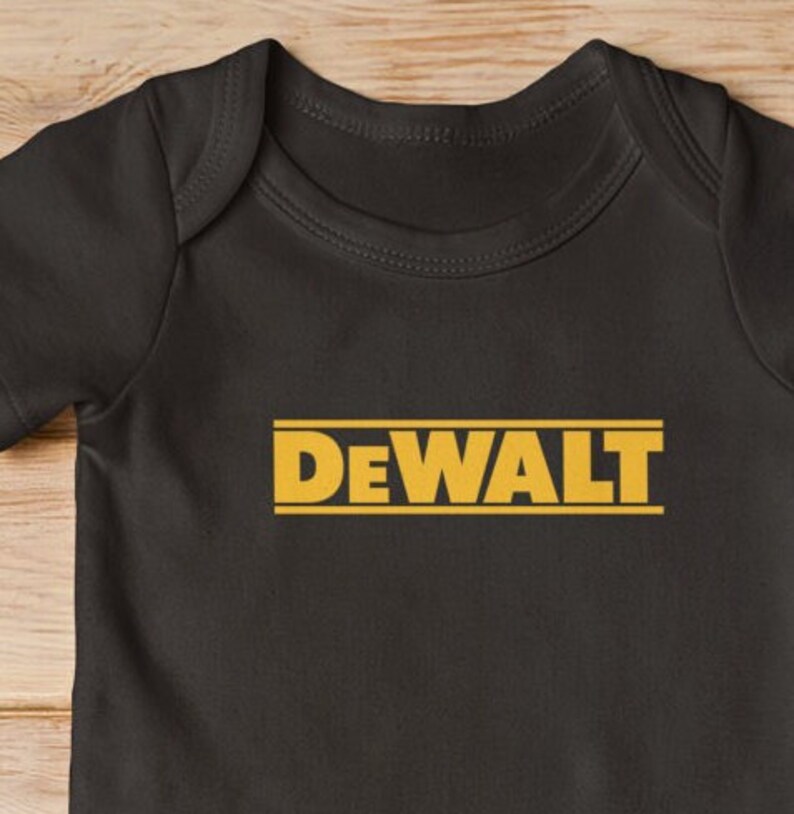 Vêtement pour bébé, Boutique bébé, baby shower, vêtement dewalt, dewalt bébé, bébé bricoleur, papa bricoleur, shirt dewalt, cadeau vêtement papa, cadeau bébé, shirt d'outils, cache-couche, cache couche dewalt, infant bodysuit dewalt,