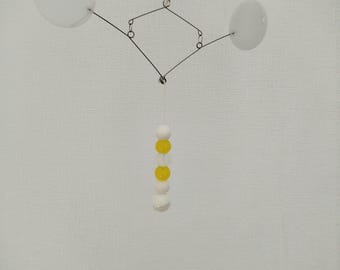Móvil moderno de resina epoxi y acero inoxidable | Obra de arte cinética minimalista | Decoración colgante, blanco y amarillo, 23 x 21 cm, estilo TaJo Design
