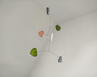 Móvil con escultura de corazón cinético – Diseño moderno de metal, decoración hecha a mano para sala de estar y dormitorio – Regalo romántico