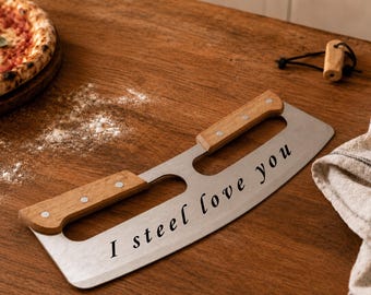 Personalised Pizza Rocker Cutter – Custom Engraved Stainless Steel Pizza Slicer with Wooden Handles, Gift for Pizza Lovers