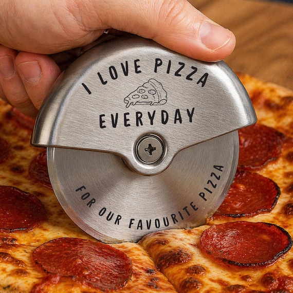 Personalised Pizza Cutter Wheel – Engraved Stainless Steel Pizza Tool, Custom Kitchen Gift for Him Her Couples Housewarming