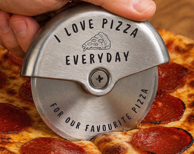 Personalised Pizza Cutter Wheel – Engraved Stainless Steel Pizza Tool, Custom Kitchen Gift for Him Her Couples Housewarming