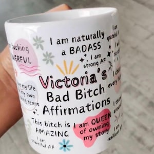 Taza con afirmaciones personalizadas: Regalo de cumpleaños personalizado para tu mejor amigo/a, taza de café con afirmaciones diarias sobre salud mental y humor sarcástico.