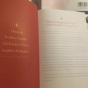 Pu&ograve; includere: Un libro aperto con una pagina sinistra rosso scuro che presenta il testo Destiny is not a matter of chance; it is a matter of choice di William Jennings Bryan. La pagina destra &egrave; bianca con il titolo Why Writing Down Your Core Desires is Important.