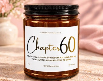 Può includere: Un barattolo di candela in vetro ambrato con coperchio nero ed etichetta bianca. L'etichetta riporta il testo Gorgeous Mindset Co., Chapter 60, e Celebrate a lifetime of wisdom, joy, love, and all the beautiful moments still to come. Indica 9 oz e 100% Natural Soy.