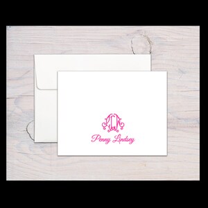 Puede incluir: Tarjeta de papelería blanca con un monograma rosa de las letras "PLW" con un adorno decorativo. El nombre "Penny Lindsey" está impreso en cursiva rosa debajo del monograma.