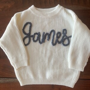 Personalisierter Baby Pullover mit Namen, Handbesticktes Geschenk