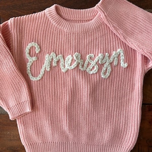 Personalisierter Handbestickter Baby-Pullover mit personalisiertem Namensmonogramm