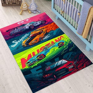 Puede incluir: Una alfombra rectangular con cuatro coches de carreras estilizados en colores vibrantes. Los coches están sobre un fondo rosa, azul, verde y azul oscuro. La alfombra tiene las palabras "GT", "Supra", "Mustang" y "Lancer Evo" impresas.