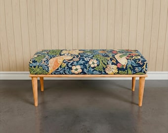Famous Style Erdbeerdieb-Bank, klassischer Blumen- und Vogel-gepolsterter Ottomane, dunkelblauer viktorianischer Ära-Bed-End-Sitz