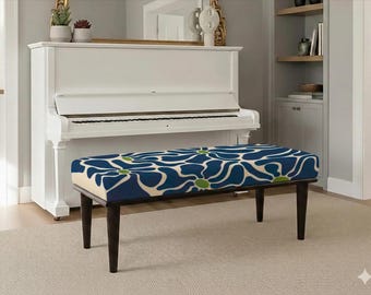 Marineblauwe en crèmekleurige bank met bloemen, retro poef met abstract bloemenpatroon, bank uit het midden van de eeuw, elegante slaapkamerinrichting