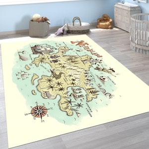 Op de afbeelding: Een lichtblauwe en beige ge&iuml;llustreerde kaart van Neverland met een kompas, palmbomen en een piratenschip. De kaart bevat bezienswaardigheden zoals Mermaid Lagoon, Skull Rock en Crocodile Creek.