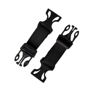 Peut inclure: Deux sangles réglables noires avec des boucles en plastique. Les sangles sont en tissu tissé et ont une boucle en plastique noire à chaque extrémité.