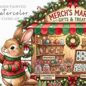 Puede incluir: Una ilustraci&oacute;n en acuarela pintada a mano de un conejo marr&oacute;n con un su&eacute;ter rojo y verde decorando un &aacute;rbol de Navidad con adornos de fichas de mahjong. Junto al &aacute;rbol hay un puesto de mercado con el letrero Merch's Market Gifts & Treats con galletas de jengibre, adornos y fichas de mahjong americano.