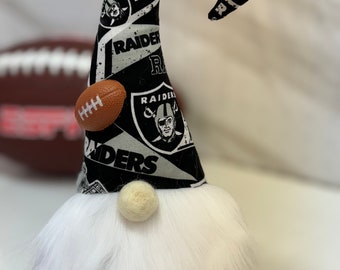 Las Vegas Raiders football gnome stands 10”. This is a  fun addition to your gnome sports. Comes cello gift wrapped with ribbon.