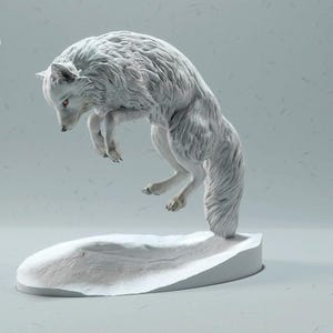 Puede incluir: Una escultura de cerámica blanca de un zorro ártico saltando en el aire. El zorro está posado con sus patas delanteras levantadas y su cola enroscada detrás de él. La escultura está colocada sobre una base de cerámica blanca.