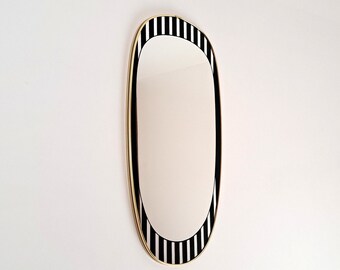 Halverwege de eeuw ovale gestreepte gouden wandspiegel, gemaakt in Duitsland, jaren 50/60, minimalisme, rockabilly