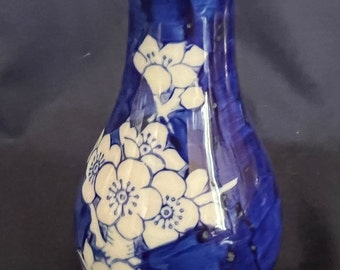 中国製の梅の花瓶。青と白のヴィンテージ中国製。コレクターズアイテム