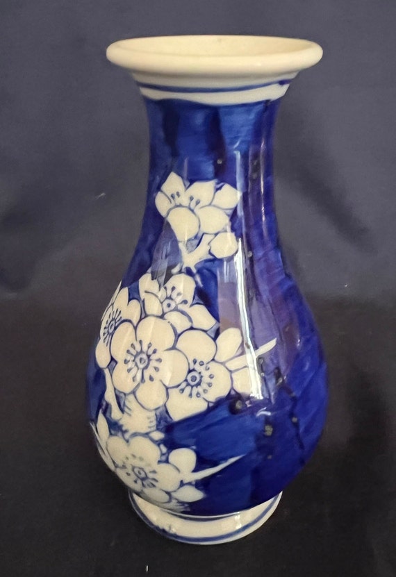 元代青白図梅花瓶 中国製の梅の花瓶。青と白のヴィンテージ中国製。コレクターズアイテム