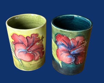 MOORCROFT HIBISCUS DUO de Jarrones Antiderrames 6 cm. Diseño de Walter Moorcroft. Moorcroft clásico. Par de jarrones. Patrimonio Moorcroft. Idea de regalo perfecta.