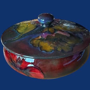 Tarro de pólvora MOORCROFT FLAMBE. Diseño de hibisco. ¡Una rareza! De la época de Walter Moorcroft. Pieza de coleccionista. Rara vez encontrado, muy raro. Regalo perfecto.
