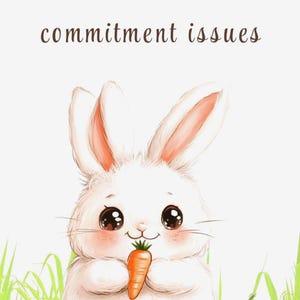 Może przedstawiać: Uroczy, puszysty biały królik z dużymi oczami i małą pomarańczową marchewką. Tekst "Cuteness with commitment issues" znajduje się nad nim. Królik siedzi w zielonej trawie.