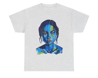 Vrouw in blauw collage-uniseks T-shirt - uniek handgemaakt ontwerp, cadeau kunstliefhebber, grafisch T-shirt, statement-T-shirt,