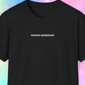 Maglietta passivo-aggressiva, piccola stampa passivo-aggressiva per la persona veramente passivo-aggressiva