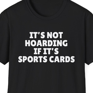 Não é acumulação se for camiseta com cards esportivos, presente para colecionador de cards esportivos, cards de futebol, cards de basquete, cards de beisebol, dono de loja de cards