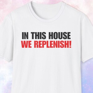 W tym domu, koszulka „Replenish”, mem „Replenish Soda”, koszulka żartobliwa, dziwnie konkretna, zabawna koszulka, koszulka żydowska, prezent dla Żyda, żartobliwy prezent