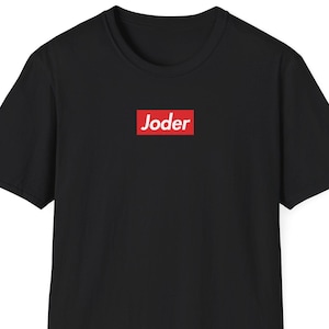 Peut inclure: T-shirt noir avec le mot "Joder" en blanc dans un rectangle rouge. Le t-shirt est de style col rond et est fait d'un tissu doux.