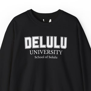 Delulu Universität Sweatshirt, Delulu Shirt, Delulu ist der Solulu, Pullover für Frauen & Männer, trendiges Sweatshirt für Sie, College-Pullover