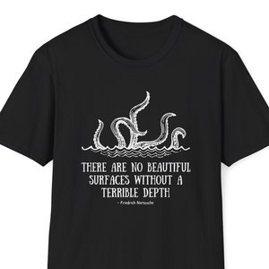 Camicia Friedrich Nietzsche, Belle Superfici, Profondità Terribile, Camicia con Citazione Filosofica, Regalo per Filosofo, Regalo per Studente di Filosofia