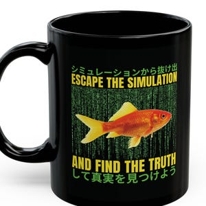 Può includere: Tazza in ceramica nera con un disegno di pesce rosso e le frasi "ESCAPE THE SIMULATION" e "AND FIND THE TRUTH" in inglese e giapponese. Il pesce rosso è arancione e giallo, su sfondo verde.