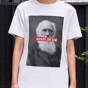 Unisex Charles Darwin Shirt, Adapt or Die, Darwin Print, Evolutionstheorie, Evolution Shirt, Vintage Wissenschaft Shirt, Wissenschaft Shirt