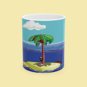 Könnte beinhalten: Ein weißer Keramikbecher mit einer Pixel-Art-Illustration einer bärtigen Person mit weißem Hut, die unter einer Palme auf einer kleinen Insel sitzt. Die Szene zeigt einen blauen Himmel mit einer weißen Wolke und einen dunkelblauen Ozean.